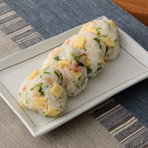 おつまみ切れてるチーズ燻製カツオと梅しそのおにぎり